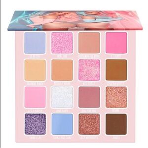 KYLIE COSMETICS
Stassie X Kylie Pressed Powder Palette